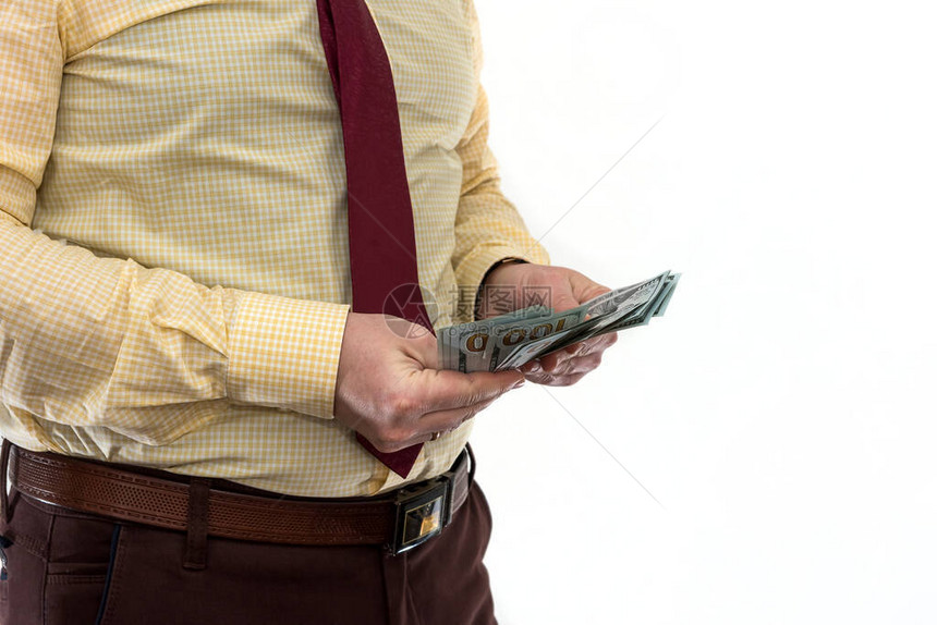 西装革履的男人为产品或服务提供贿赂商人持有并给美元图片
