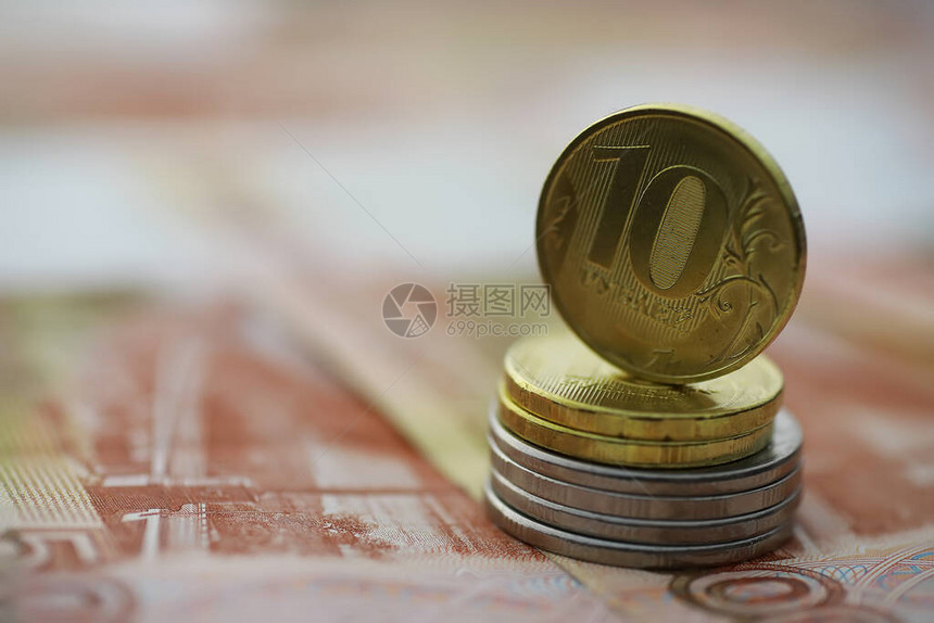 俄罗斯纸币和硬币卢布刻有五千卢布的钞票和5卢布和10卢布的硬币背图片
