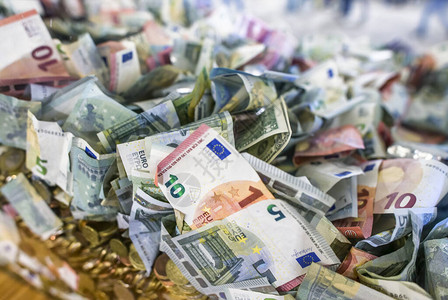 欧元钞票和硬币在巨型桶中的构成情图片