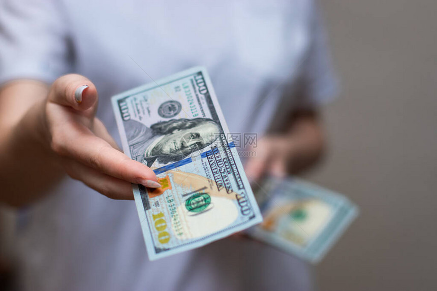 我们手中的美元宏观照片纹理背景美国票据金钱美元在手中手里拿着50和100美图片