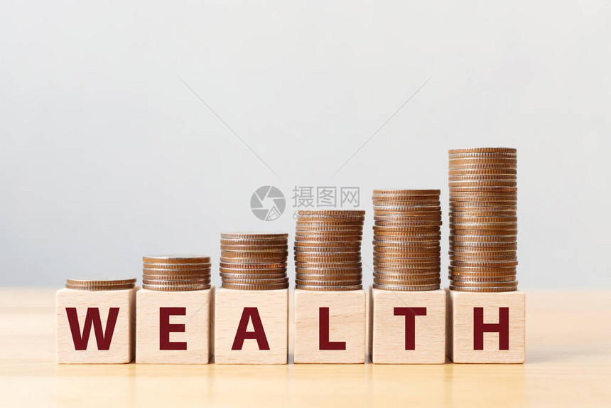 货币硬的堆叠楼梯作为逐步增长的增长和用WEALTH图片