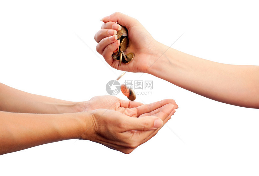 女用手把硬币倒在另一个人的手图片