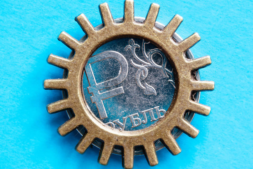 俄罗斯卢布装备的背景是蓝色的在机制的硬币铜部分之上info图片