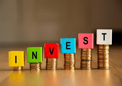 在木块上投资概念词财务概念图片