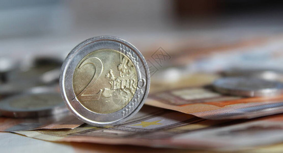 2欧元硬币和钞票图片