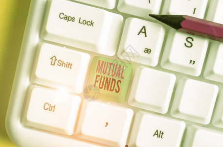 显示共同基金的文本符号展示从投资者处收集的股票债券或其他证券的商业照片白色pc键盘图片
