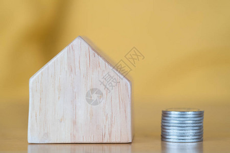 Wooden房屋和货币硬储蓄购买住房或抵押贷款商图片