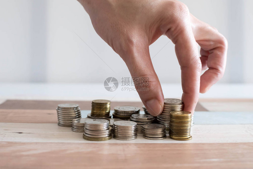 男手放钱币堆增长业务预设的存钱概念手把硬币堆放在钱楼梯上业务增长和节图片