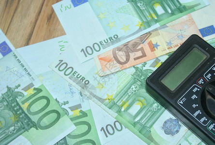 欧元钞票背景的多计数仪电费和电费的概图片