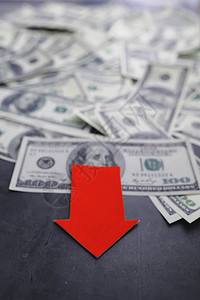 经济不稳定经济衰退世界危机桌子上的钞票美元经济危机本国货币图片