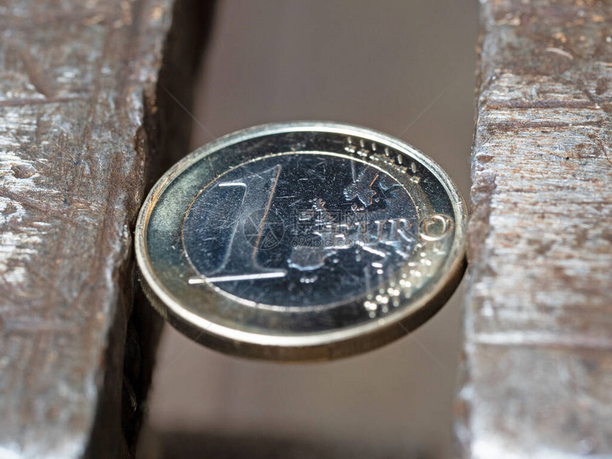 欧元硬币被金属控制着财政问题的概念关图片