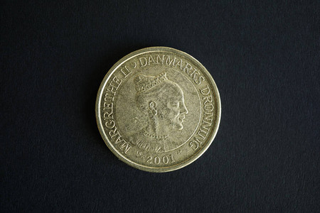 20个丹麦克罗纳硬币的反面黑背景图片