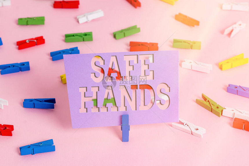 手写文字书写安全的手概念照片确保手部的无菌和清洁以进行去污彩色衣夹纸空提醒粉红色地板背图片