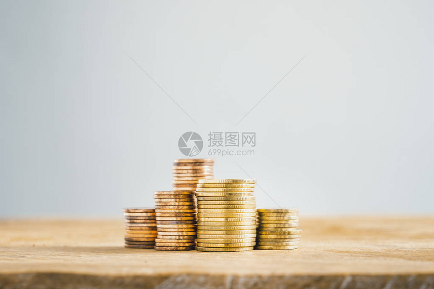 金硬币堆在桌上省钱照图片