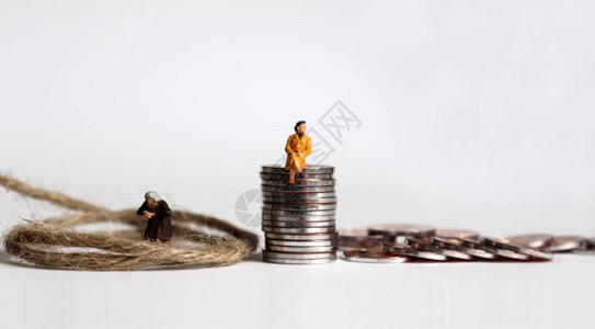 硬币和迷你人的皮囊老年经济不平等的概念图片