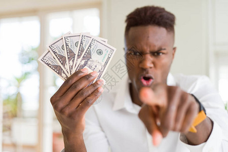非洲裔美国人拿着五十美元的钞票图片