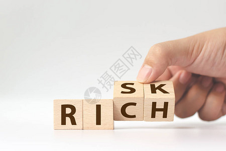 风险或富人概念手翻木立图片
