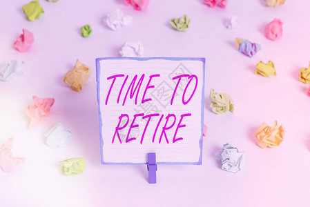 概念手写显示时间到退休概念意指银行储蓄账户保险和养老金规划彩色折叠纸图片