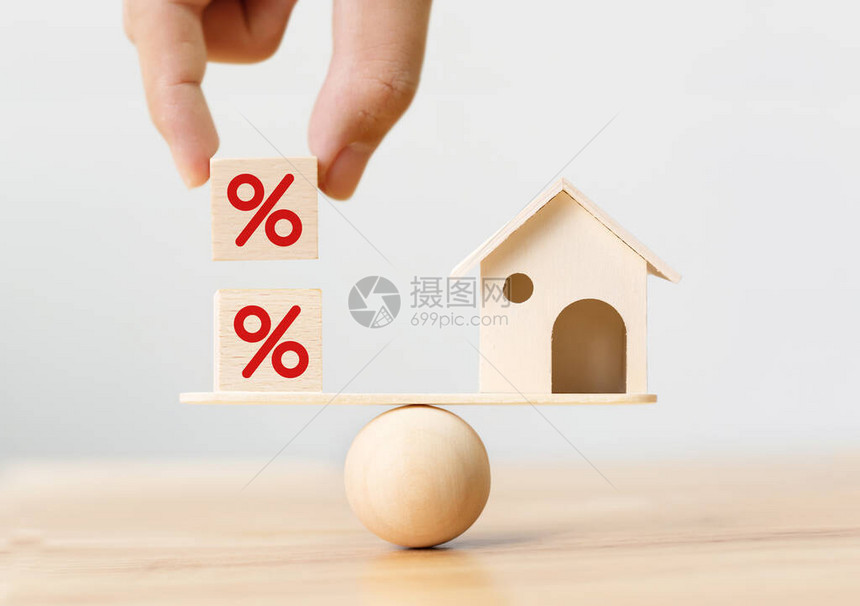 利率金融和抵押贷款利率概念木制家和手把带有图标百分比的立方体块形图片