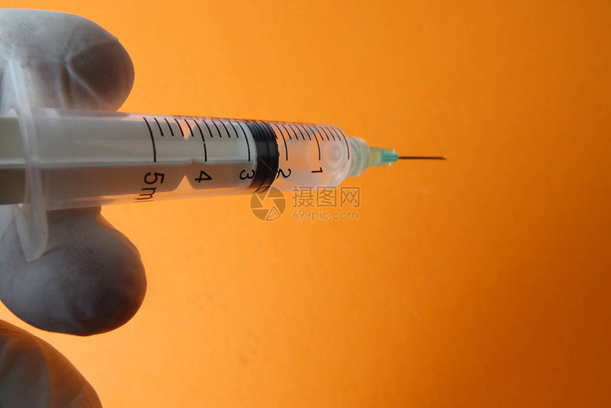 医疗概念和注射针筒用于在黄色背景下隔图片