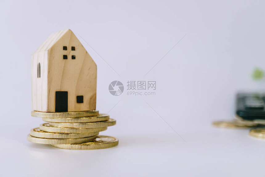 具有清洁白色复制空间背景的金硬币微型房屋模型企业投资财产储蓄概念您可使用该模型图片