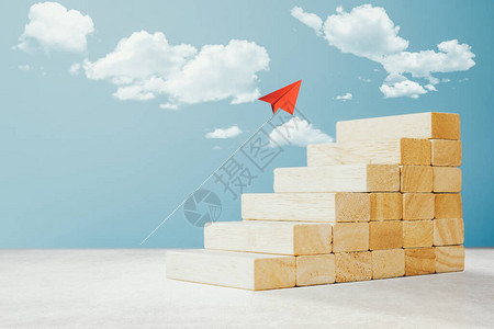 将木质立方块堆叠作为商业界阶梯职业道路和增长成功过程概图片