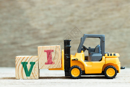玩具叉车持有字母块以填全木材背景六字价值投资背景图片