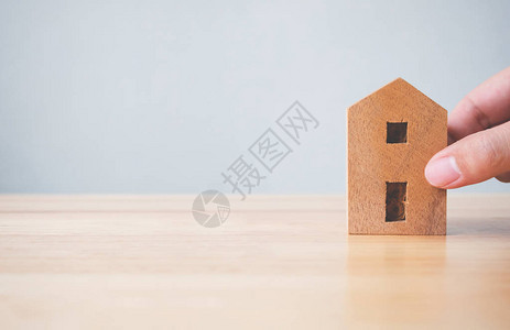 房地产投资房地产和房屋抵押金融概念手拿着木制图片