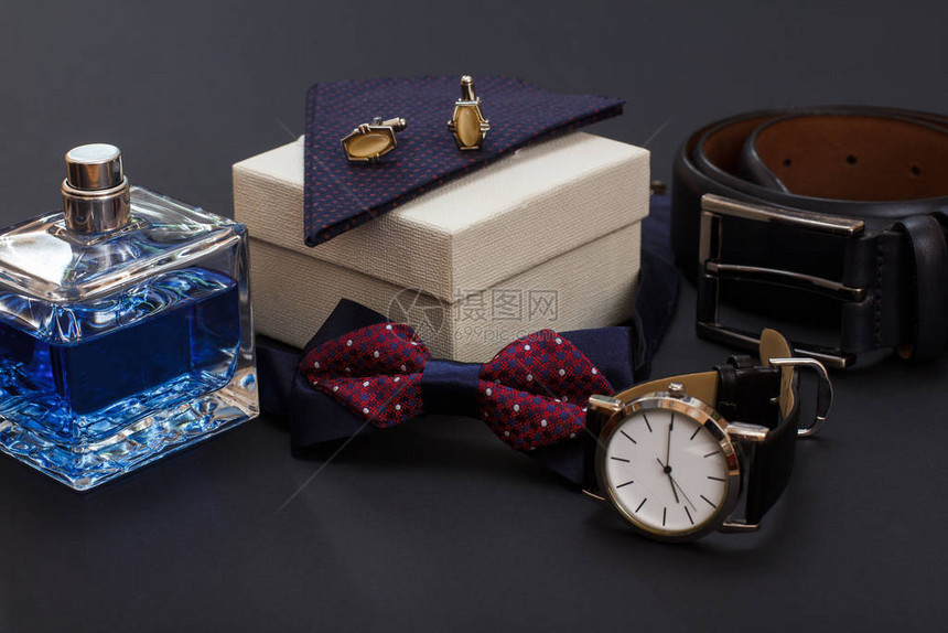 男士科隆香水袖扣和手帕在白色礼品盒领结黑色皮带手表和黑色背景金属扣皮图片