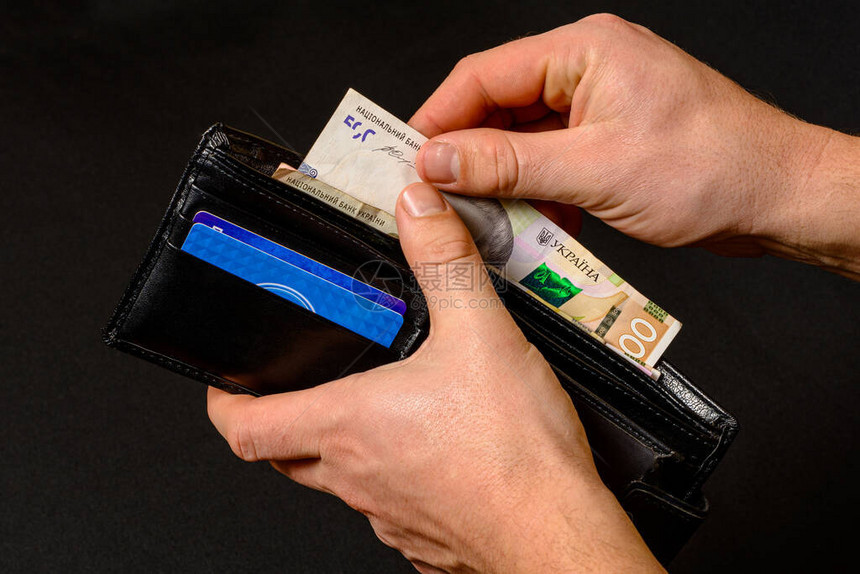 当一个人拿出500格里夫尼亚钞票时钱包就放在他手里图片