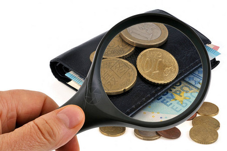 用放大镜检查硬币和钞票图片