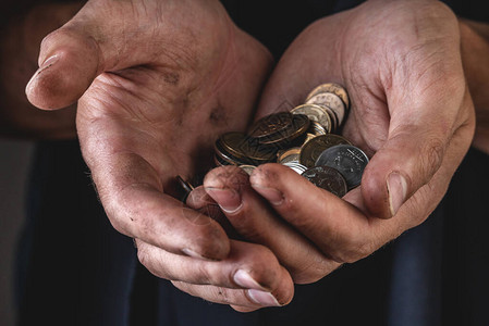 男人的手握着卢布硬币图片