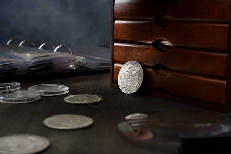 古老的收集硬币用银金和铜制背景图片