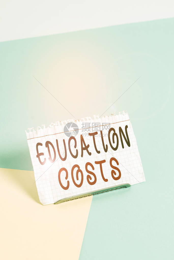 显示教育费用的文字符号为学费和其他相关费用支付的商务照片文本金额在柔和的彩色背景上倾斜放置在缓冲图片