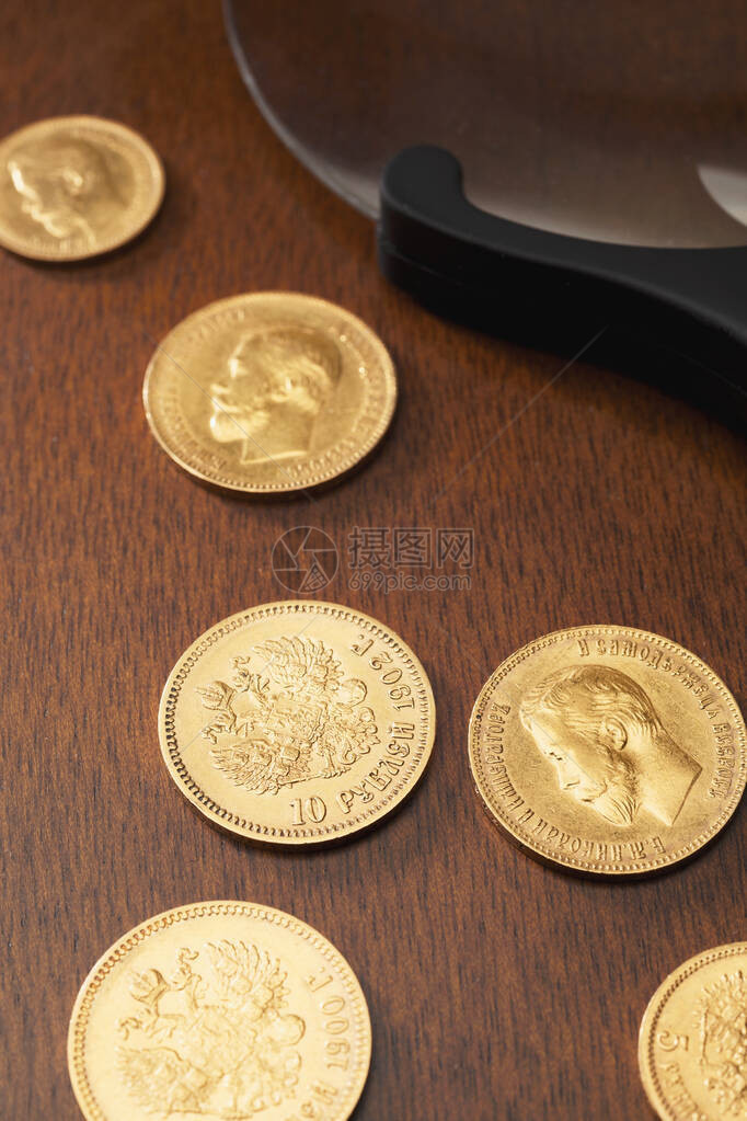 古老的收集硬币由银金和铜制成图片