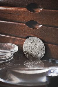 由木制桌上的银金和铜制成的旧硬图片