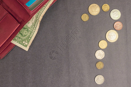 灰色背景的红钱包和小硬币货币问题收入与支出缺乏资图片