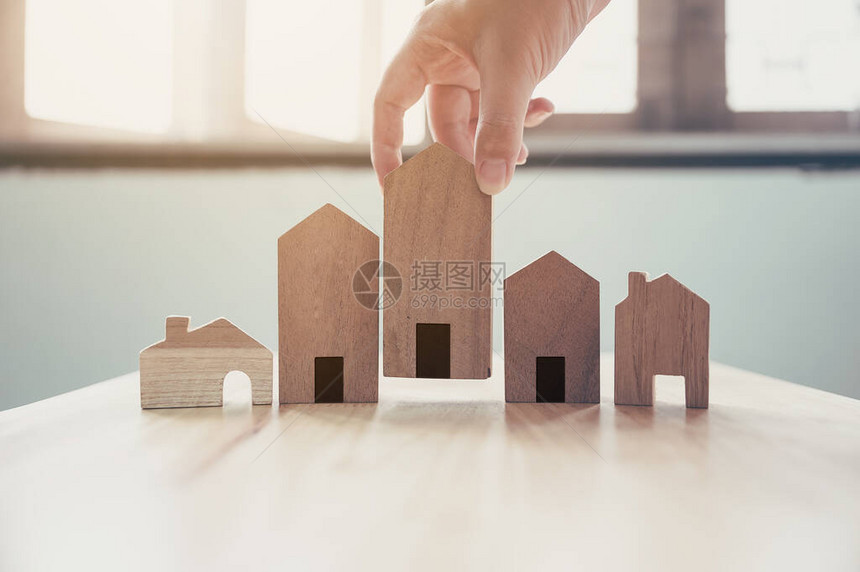 亲手选择木制房屋模式抵押贷款和房地产投资图片