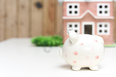 养猪银行和新住家储蓄资金以支付新财图片