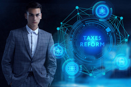 税制商业技术互联网和络概念青年商人在虚拟屏幕上工作背景