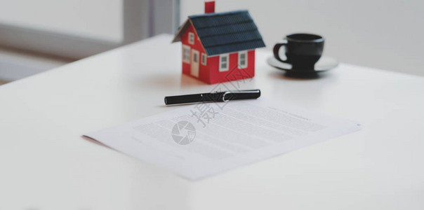 以小房屋模式房地产概念为家用贷款协议文件剪图片