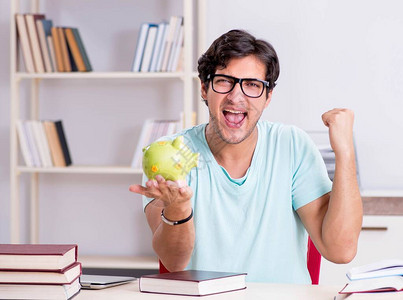 昂贵学费概念中的年轻学生图片