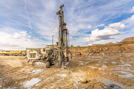 对地形进行地质技术研究的专业钻井机图片