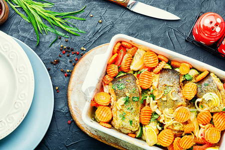 烤鱼排配烤盘中的烤蔬菜美味健康的烤鱼图片