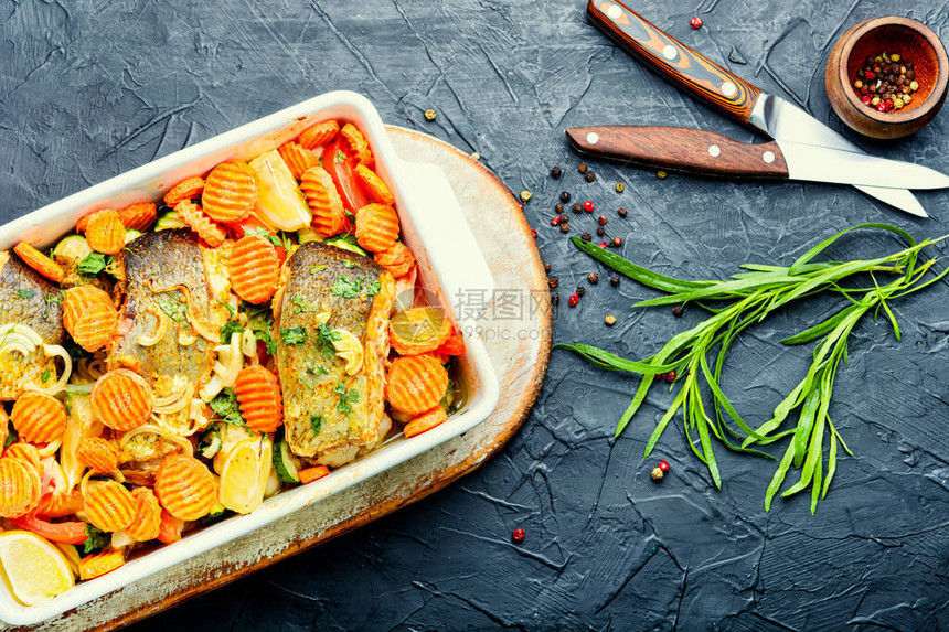 烤鱼排配烤盘中的烤蔬菜美味健康的烤鱼图片