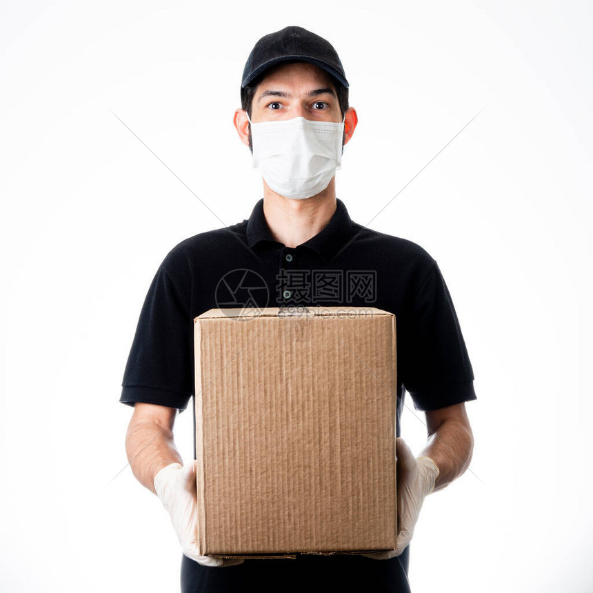 带手套和面罩的送货员携带纸箱灰色背景发货船运在隔离期间在图片