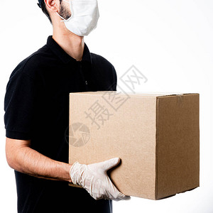 带手套和面罩的送货员携带纸箱灰色背景发货船运在隔离期间在图片