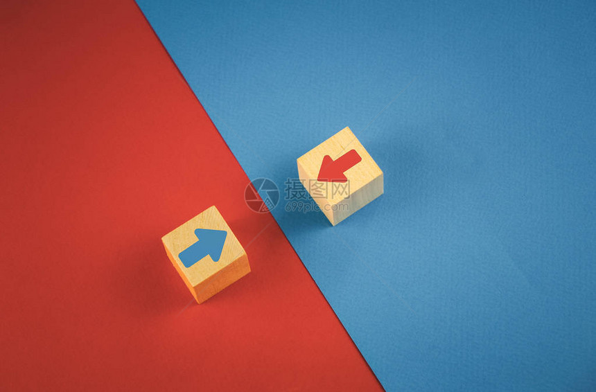 红蓝背景的红箭头和蓝箭头的两个木制方图片
