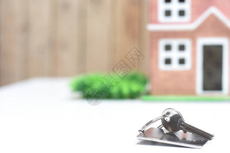新家的钥匙在房子前面把钥匙关上图片