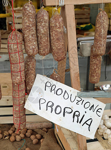 许多挂在意大利商店出售的意大利腊肠和意为自己生产的图片